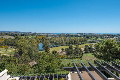 Penthouse duplex avec vue panoramique sur le golf et la mer à Capanes del Golf avec des prestations de style resort