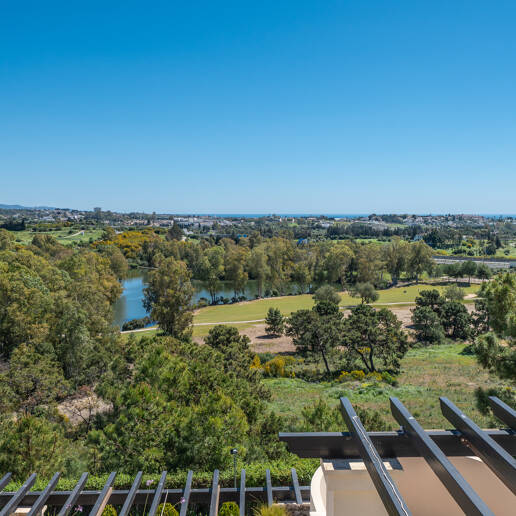 Penthouse duplex avec vue panoramique sur le golf et la mer à Capanes del Golf avec des prestations de style resort