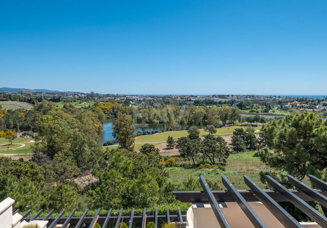 Maisonette-Penthouse in der luxuriösen Golfanlage Capanes del Golf in erster Reihe mit Panoramablick auf Golfplatz und Meer sowie Resort-Annehmlichkeiten