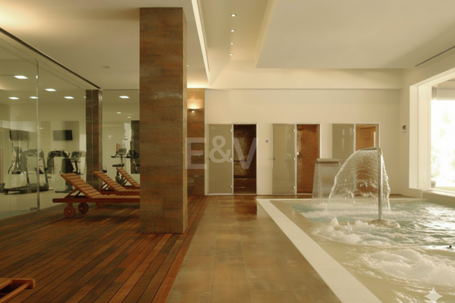 Penthouse duplex avec vue panoramique sur le golf et la mer à Capanes del Golf avec des prestations de style resort