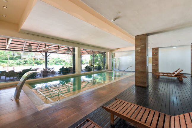 Penthouse duplex avec vue panoramique sur le golf et la mer à Capanes del Golf avec des prestations de style resort