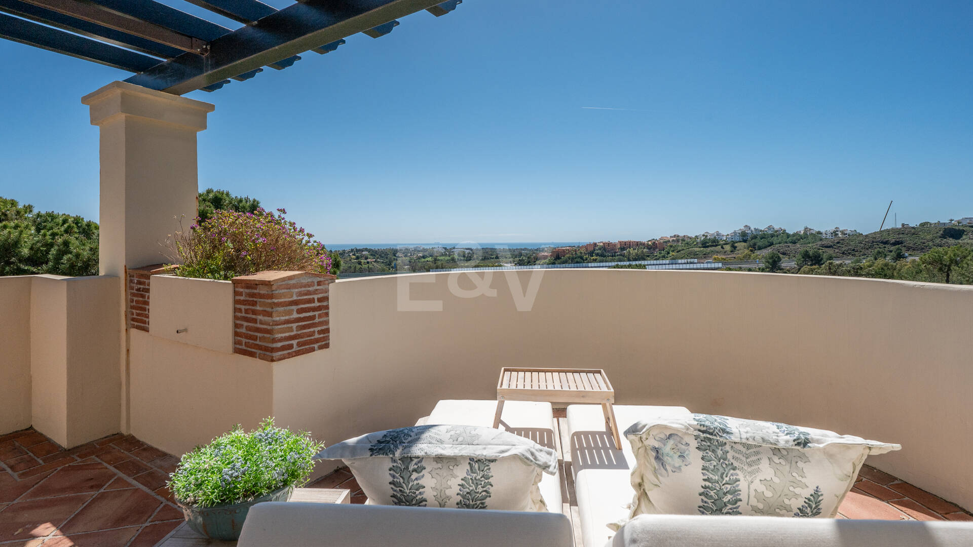 Penthouse duplex avec vue panoramique sur le golf et la mer à Capanes del Golf avec des prestations de style resort