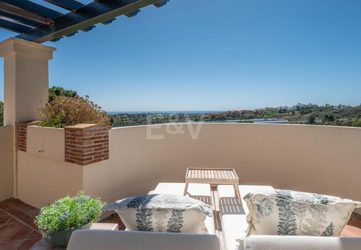 Penthouse duplex avec vue panoramique sur le golf et la mer à Capanes del Golf avec des prestations de style resort