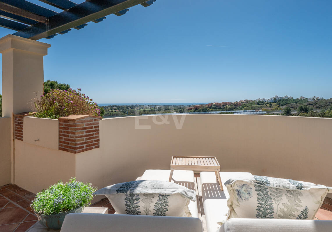 Maisonette-Penthouse in der luxuriösen Golfanlage Capanes del Golf in erster Reihe mit Panoramablick auf Golfplatz und Meer sowie Resort-Annehmlichkeiten
