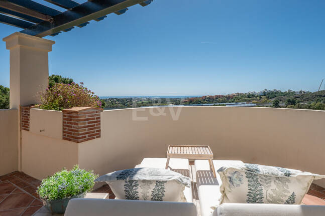 Penthouse duplex avec vue panoramique sur le golf et la mer à Capanes del Golf avec des prestations de style resort