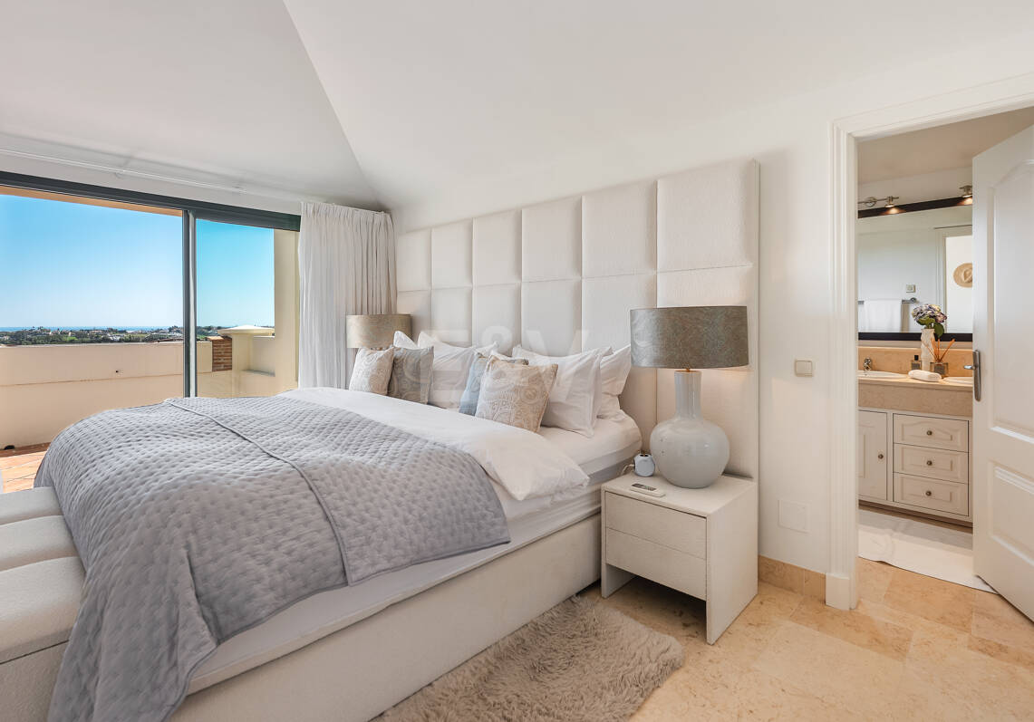 Maisonette-Penthouse in der luxuriösen Golfanlage Capanes del Golf in erster Reihe mit Panoramablick auf Golfplatz und Meer sowie Resort-Annehmlichkeiten
