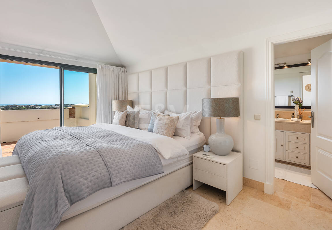 Penthouse duplex avec vue panoramique sur le golf et la mer à Capanes del Golf avec des prestations de style resort