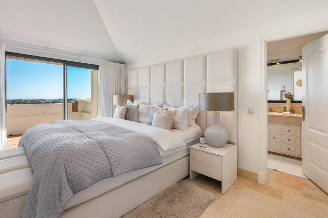 Penthouse duplex avec vue panoramique sur le golf et la mer à Capanes del Golf avec des prestations de style resort