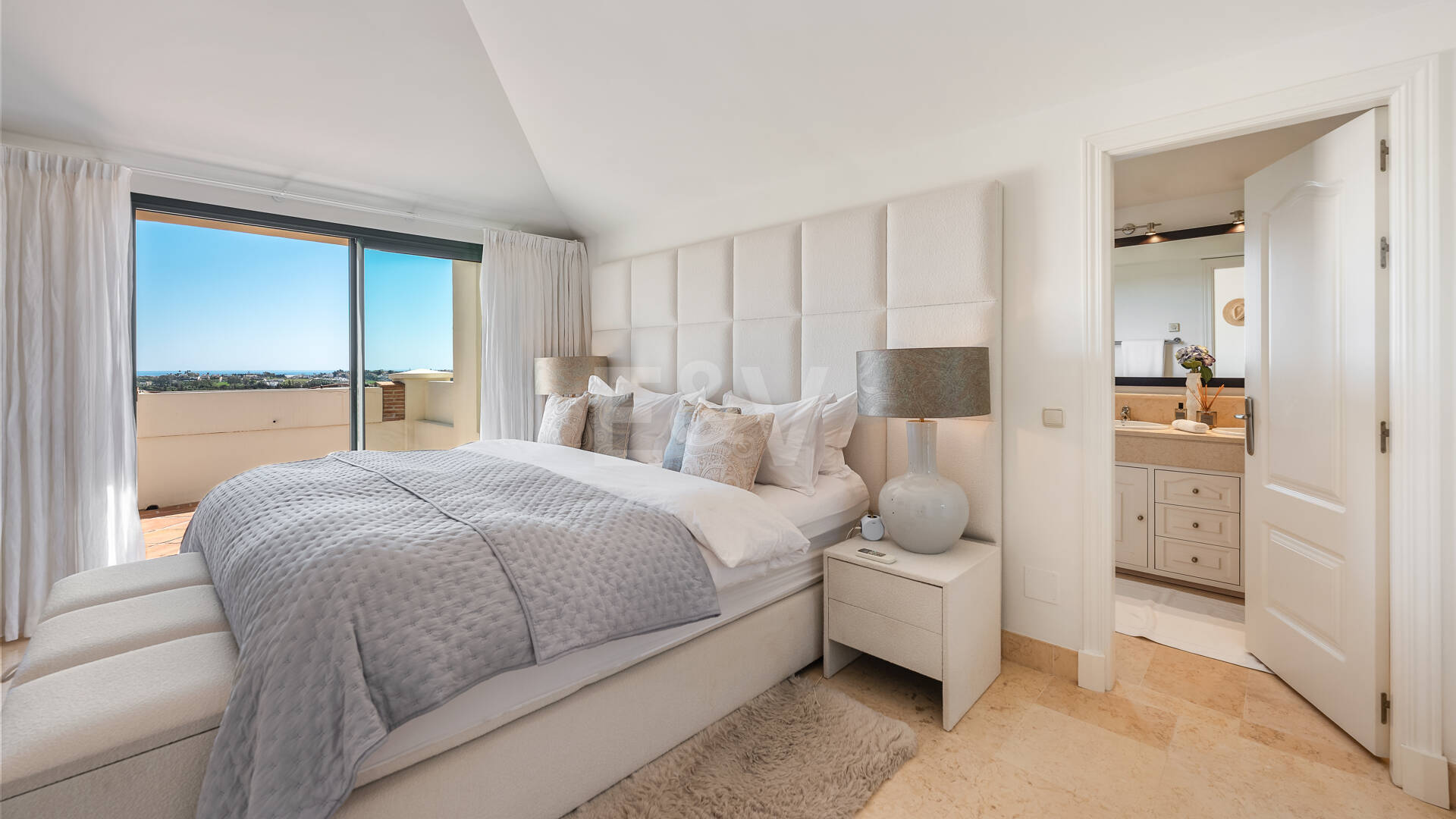 Penthouse duplex avec vue panoramique sur le golf et la mer à Capanes del Golf avec des prestations de style resort