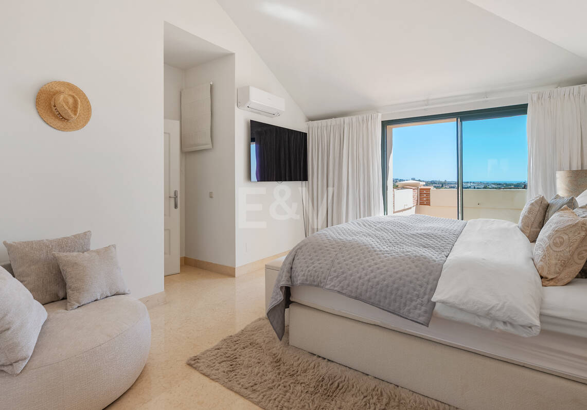 Maisonette-Penthouse in der luxuriösen Golfanlage Capanes del Golf in erster Reihe mit Panoramablick auf Golfplatz und Meer sowie Resort-Annehmlichkeiten
