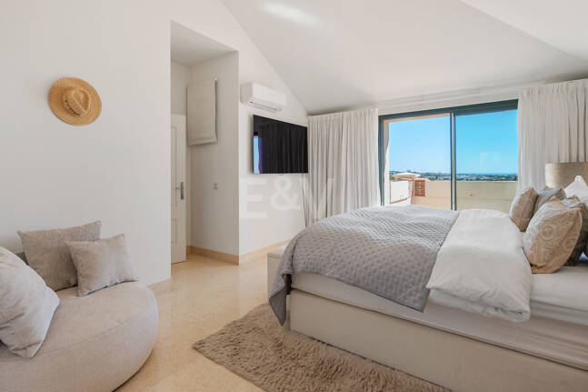 Penthouse duplex avec vue panoramique sur le golf et la mer à Capanes del Golf avec des prestations de style resort