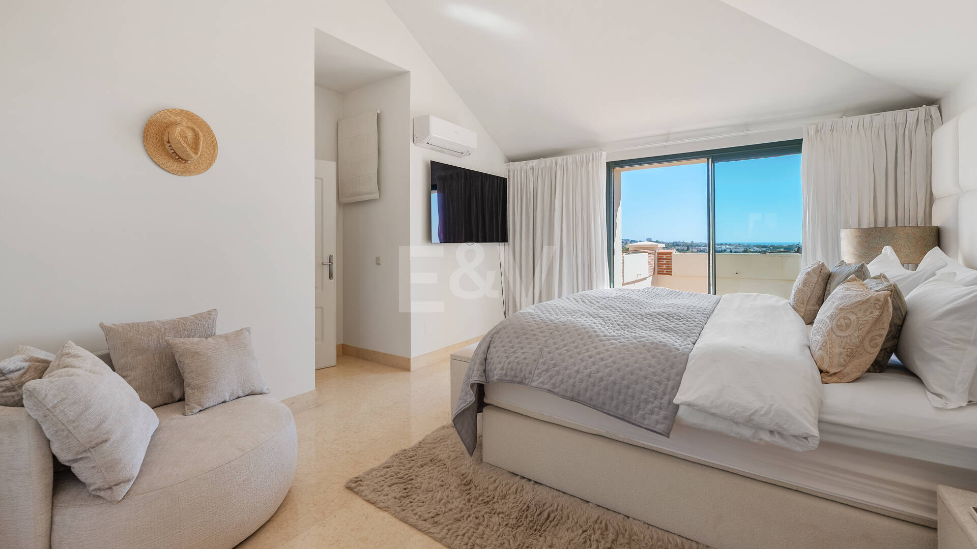 Penthouse duplex avec vue panoramique sur le golf et la mer à Capanes del Golf avec des prestations de style resort