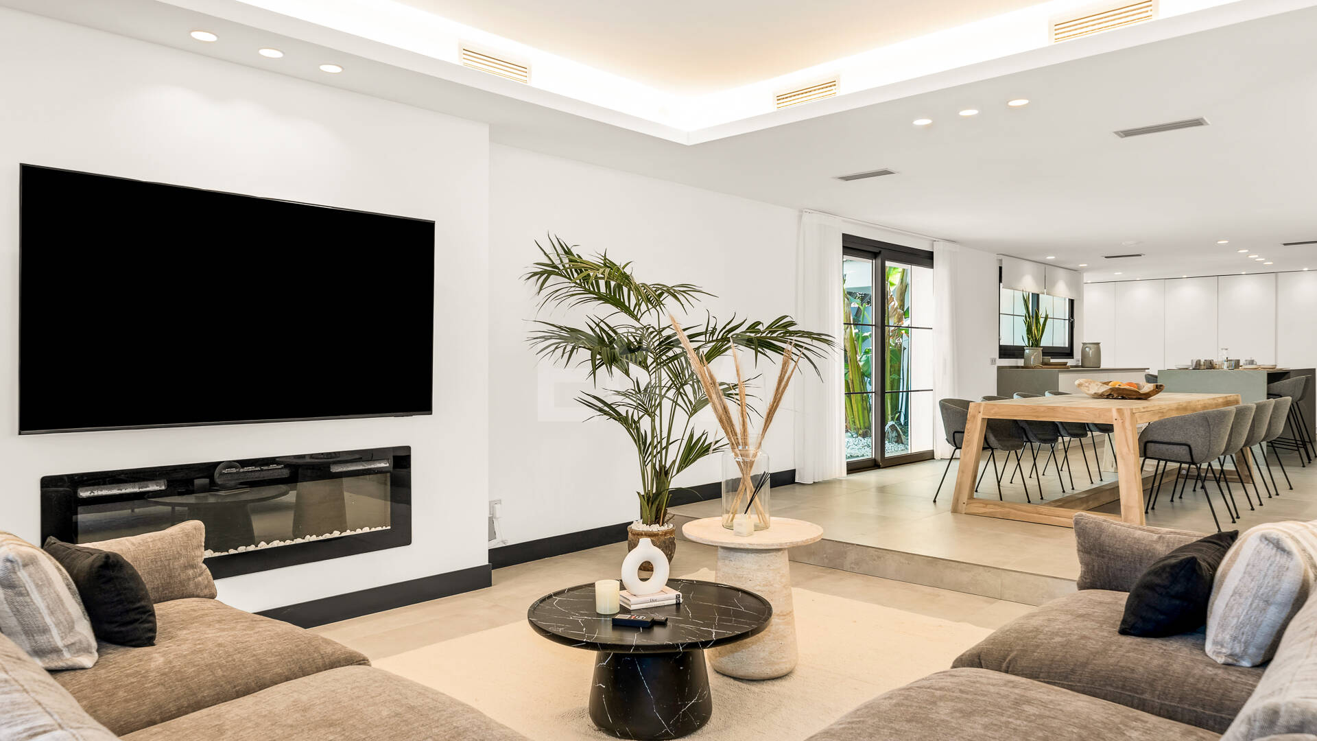 Exclusive Villa with Private Tennis Court Next to Four Seasons Resort
