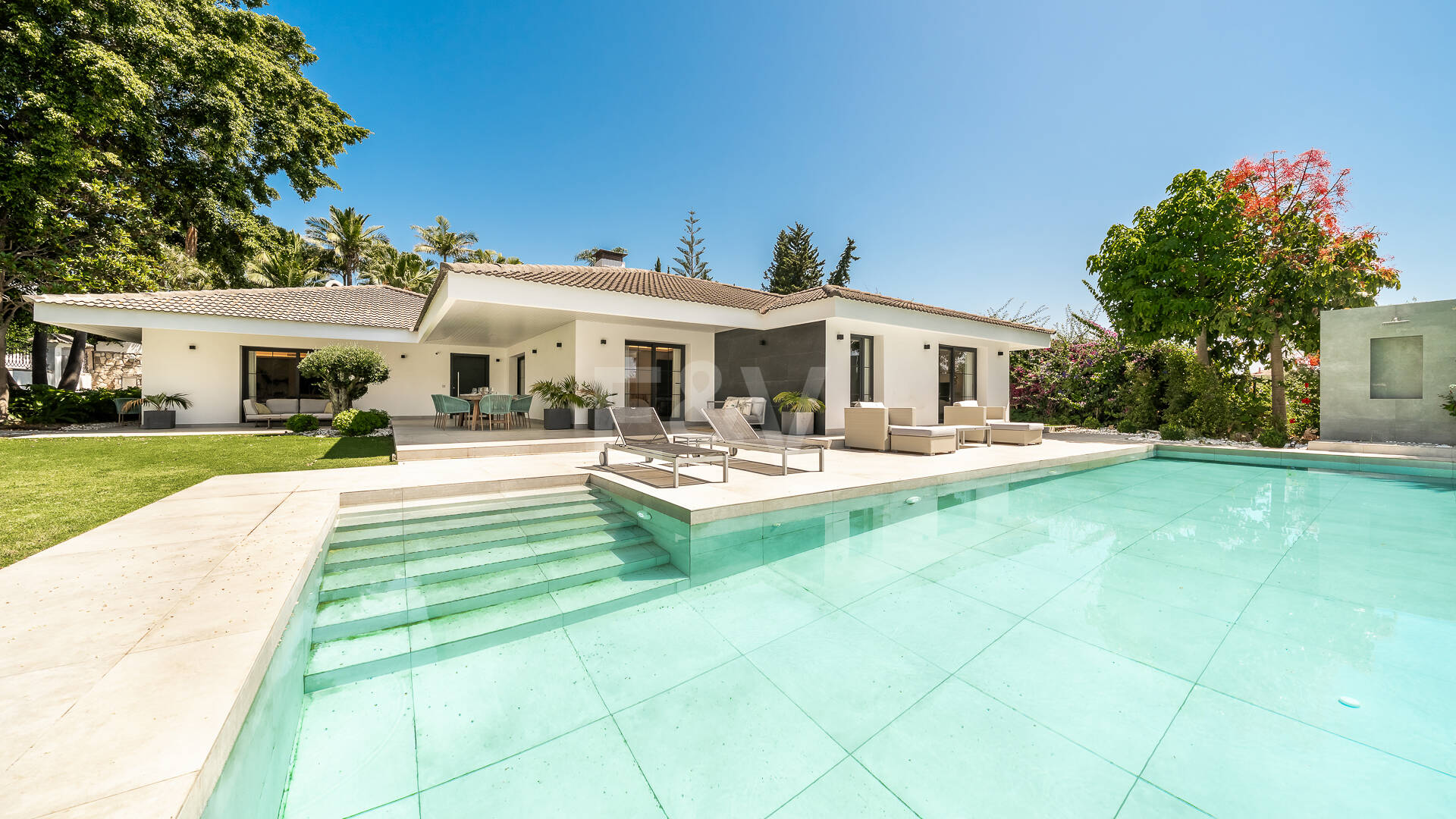 Exclusive Villa with Private Tennis Court Next to Four Seasons Resort