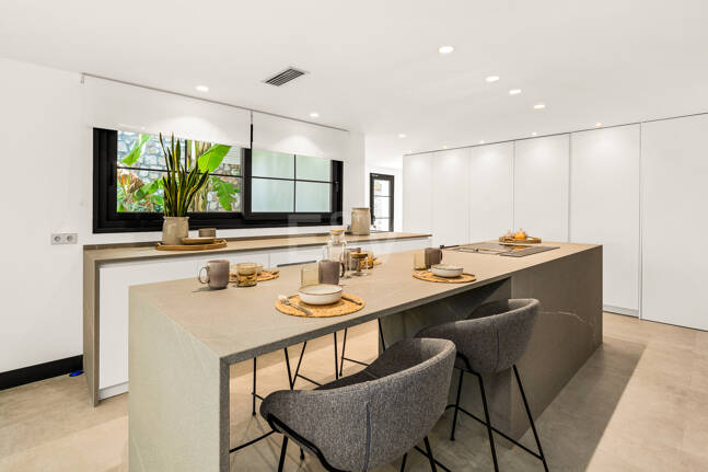 Exclusive Villa with Private Tennis Court Next to Four Seasons Resort