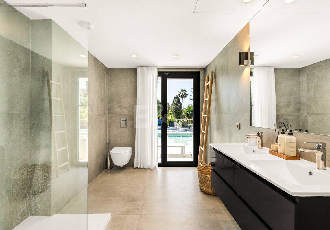 Exclusive Villa with Private Tennis Court Next to Four Seasons Resort