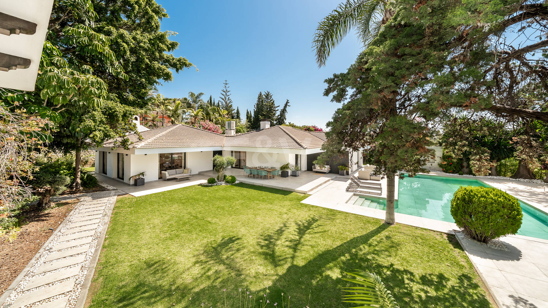 Exclusive Villa with Private Tennis Court Next to Four Seasons Resort