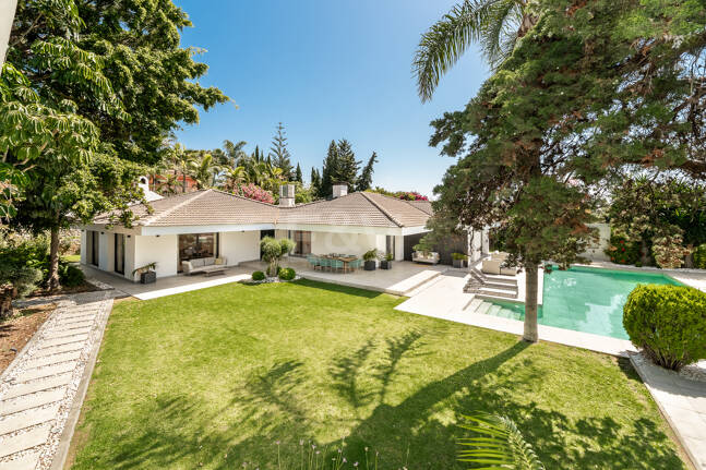 Exclusive Villa with Private Tennis Court Next to Four Seasons Resort