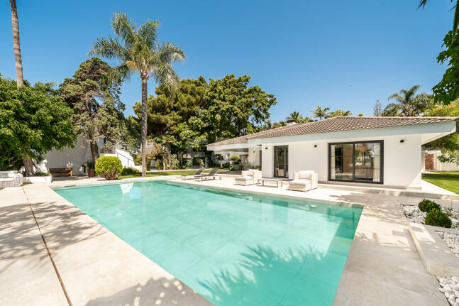 Exclusive Villa with Private Tennis Court Next to Four Seasons Resort