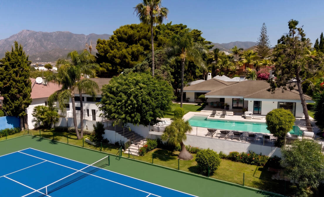 Located in the peaceful residential area of El Real Panorama in Marbella East, this beautifully designed single-level villa offers a...