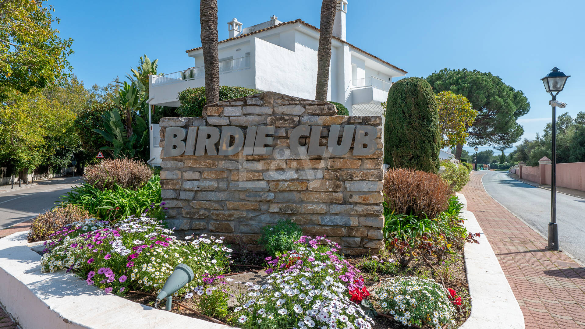 Ground Floor Apartment with Private Patio and Walking Distance to the Beach