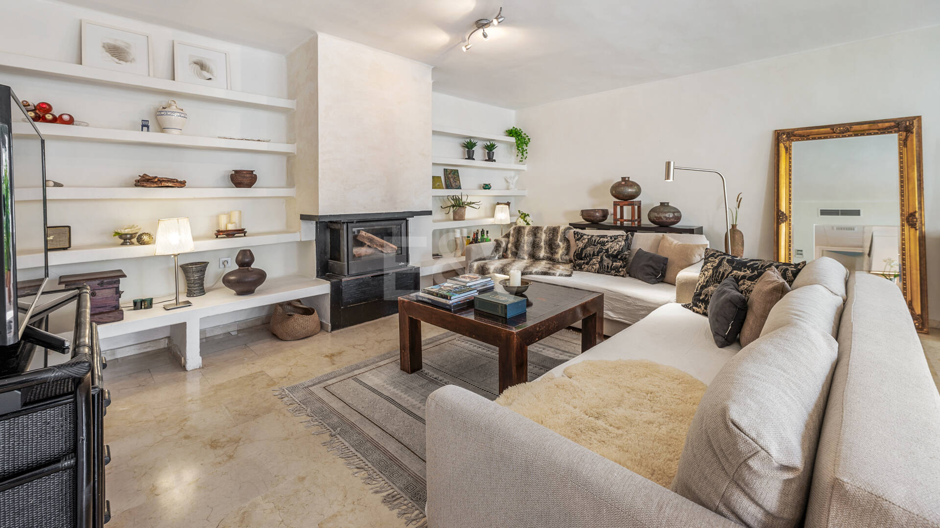 Ground Floor Apartment with Private Patio and Walking Distance to the Beach