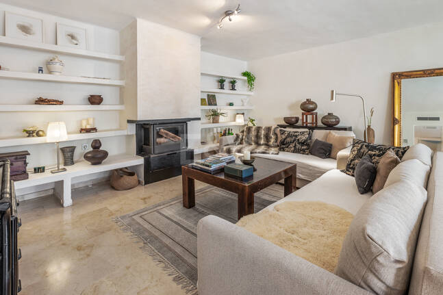 Ground Floor Apartment with Private Patio and Walking Distance to the Beach