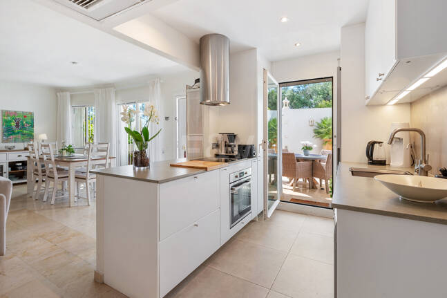 Ground Floor Apartment with Private Patio and Walking Distance to the Beach