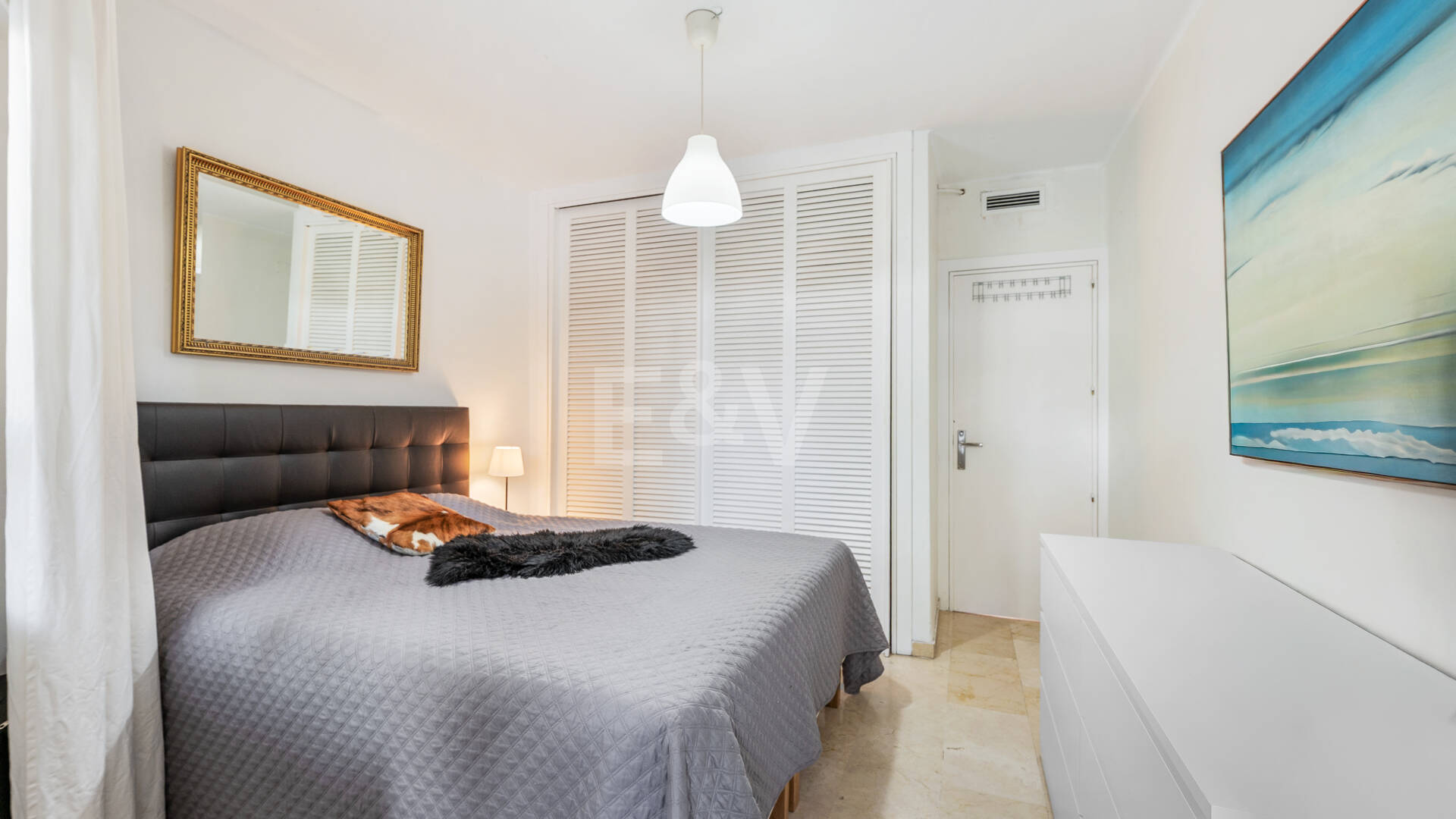 Ground Floor Apartment with Private Patio and Walking Distance to the Beach