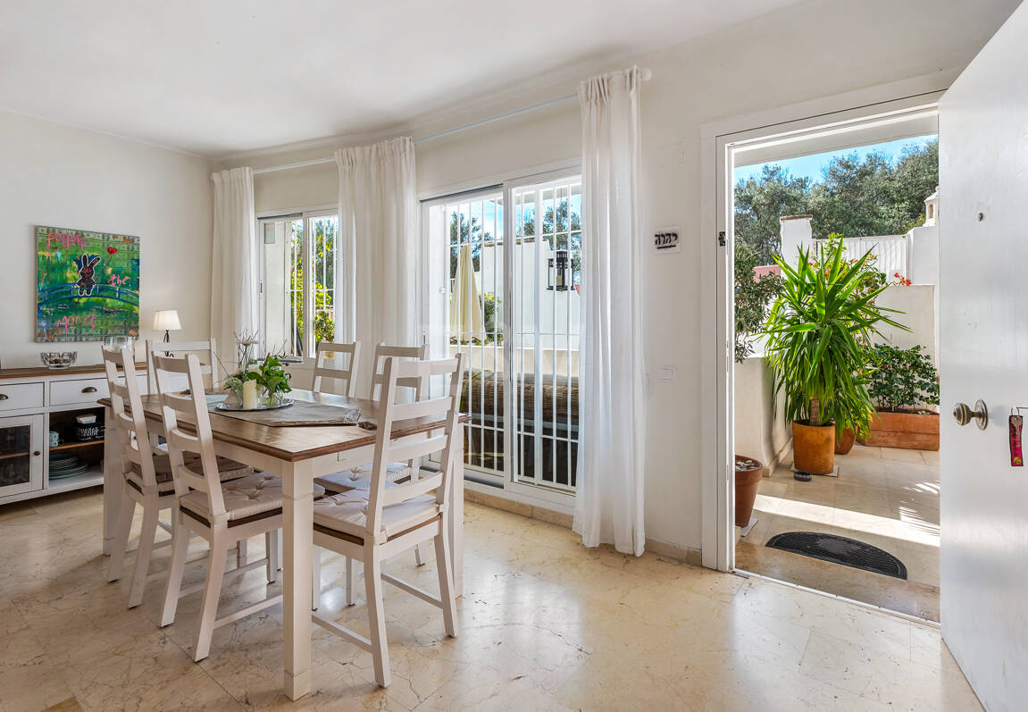 Ground Floor Apartment with Private Patio and Walking Distance to the Beach