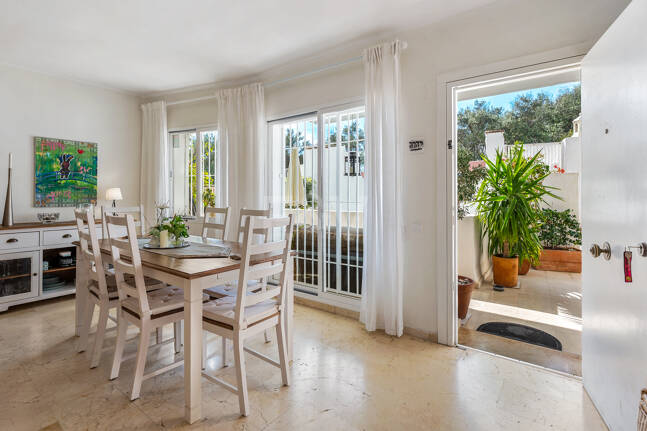 Ground Floor Apartment with Private Patio and Walking Distance to the Beach