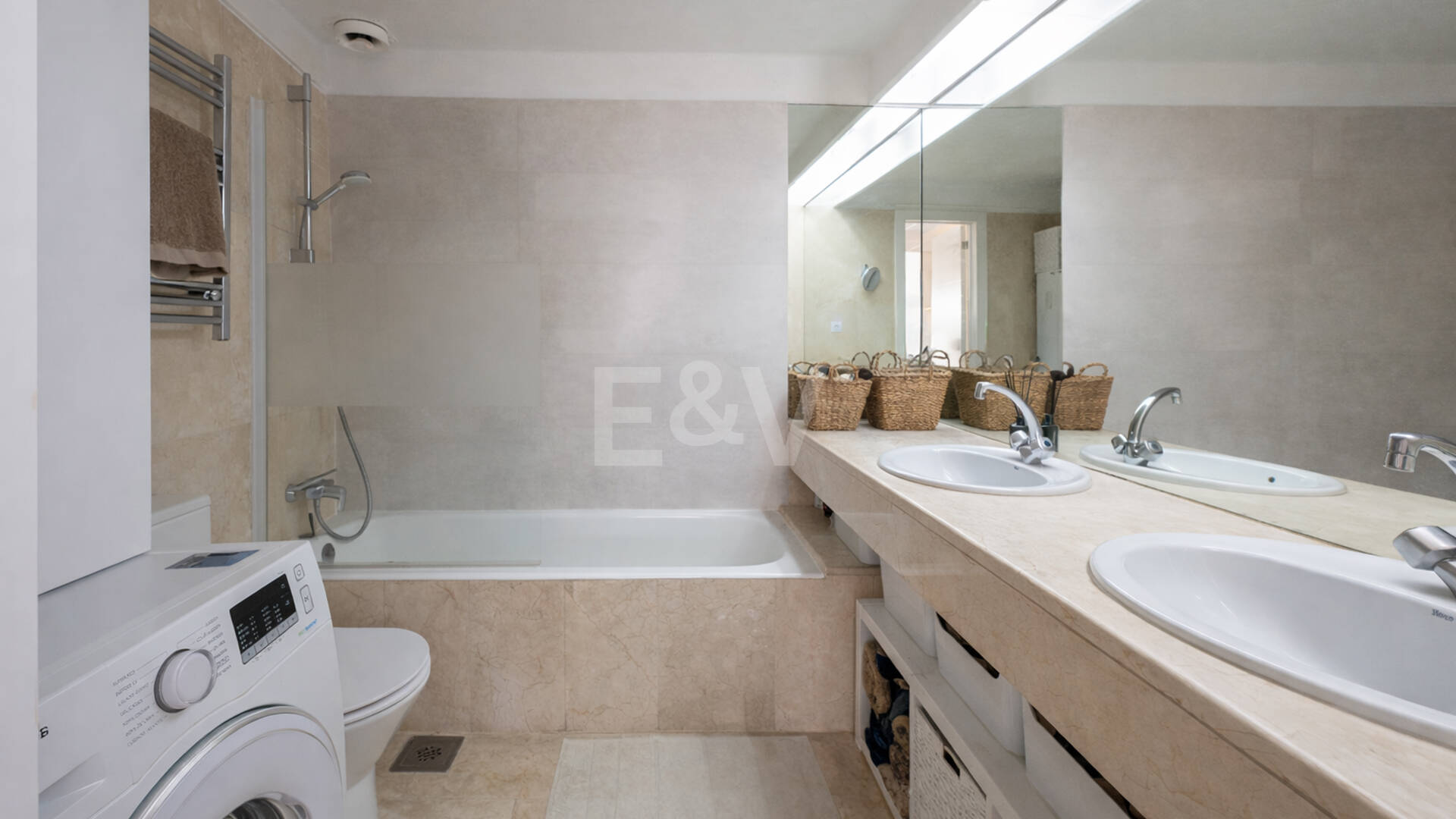 Ground Floor Apartment with Private Patio and Walking Distance to the Beach