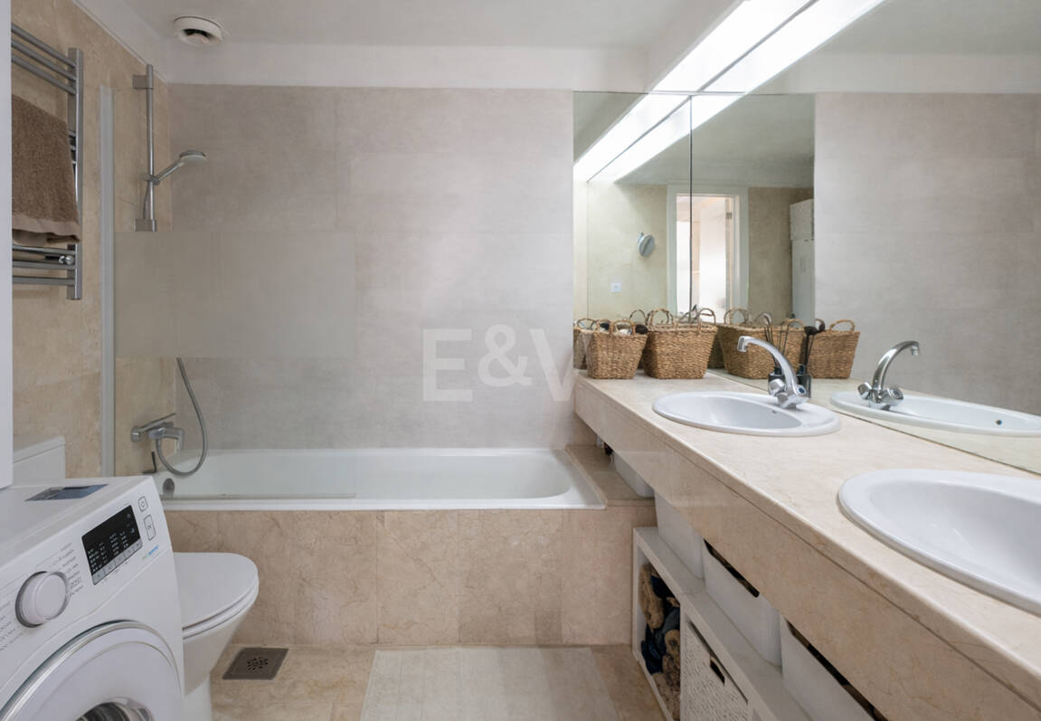 Ground Floor Apartment with Private Patio and Walking Distance to the Beach