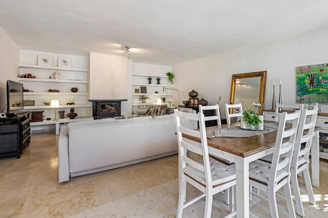 Ground Floor Apartment with Private Patio and Walking Distance to the Beach