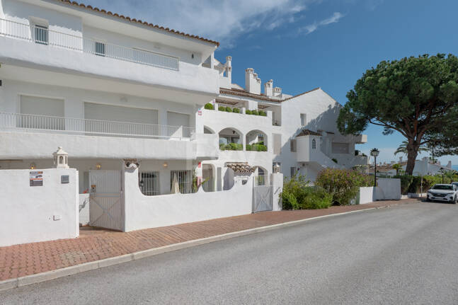 Ground Floor Apartment with Private Patio and Walking Distance to the Beach