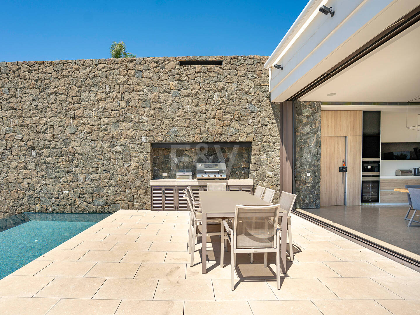 Moderne Luxusvilla mit Panoramablick auf das Meer in El Herrojo Alto