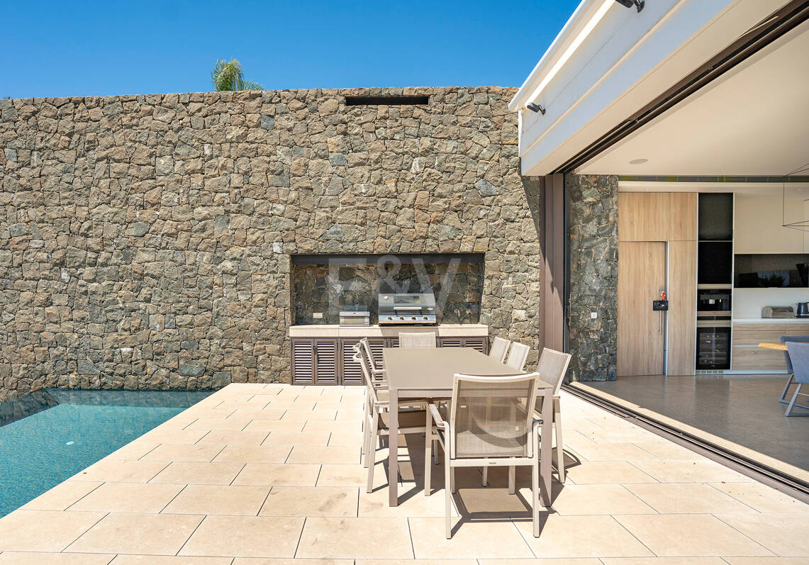 Modern Luxury Villa with Panoramic Sea Views in El Herrojo Alto