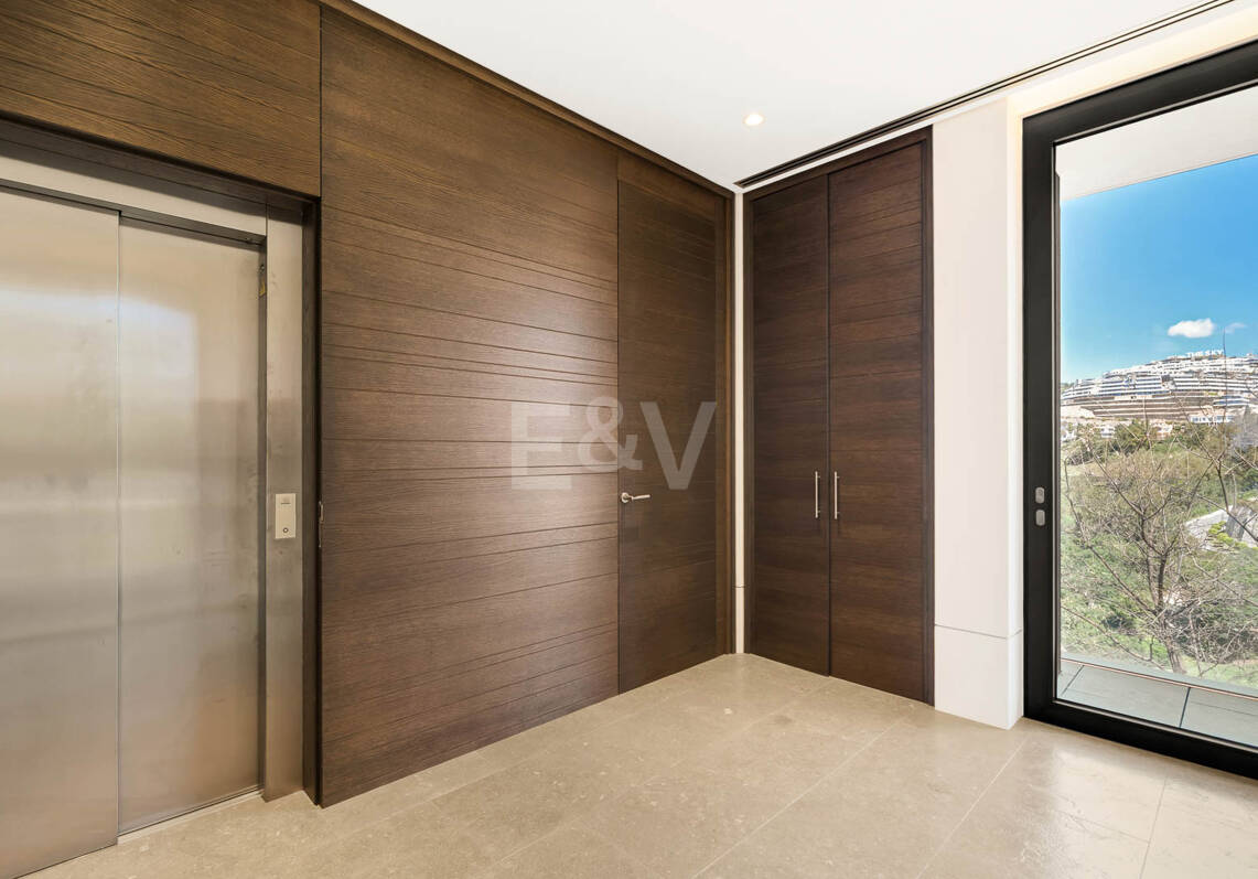 Modern Luxury Villa with Panoramic Sea Views in El Herrojo Alto