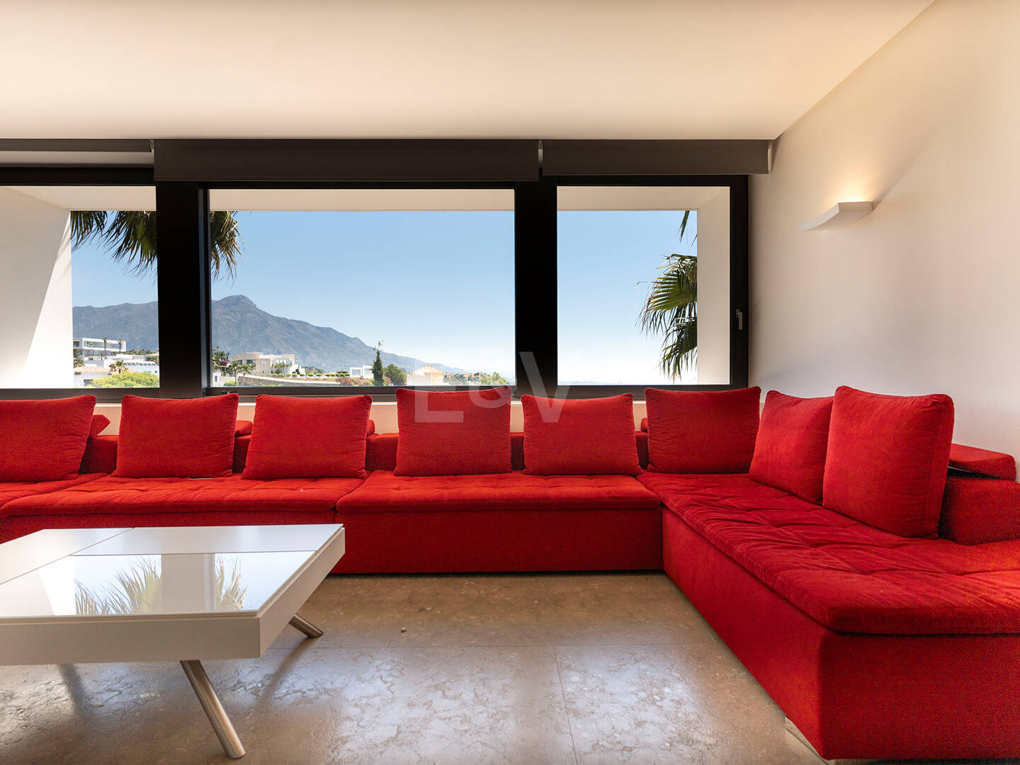 Moderne Luxusvilla mit Panoramablick auf das Meer in El Herrojo Alto