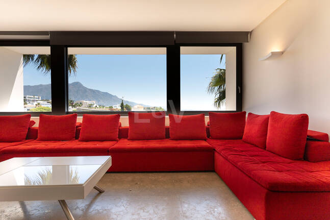 Moderne Luxusvilla mit Panoramablick auf das Meer in El Herrojo Alto