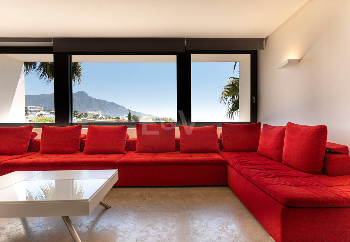 Moderne Luxusvilla mit Panoramablick auf das Meer in El Herrojo Alto