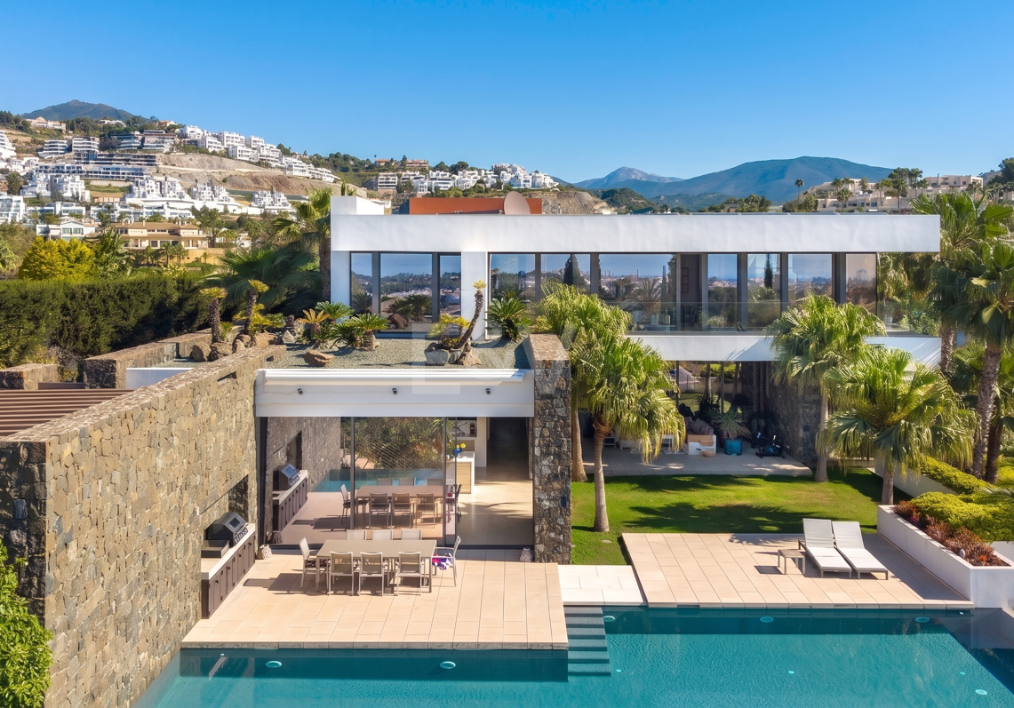 Modern Luxury Villa with Panoramic Sea Views in El Herrojo Alto
