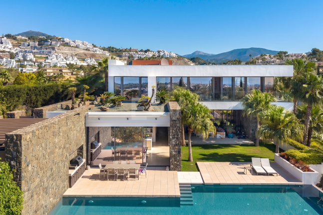 Moderne Luxusvilla mit Panoramablick auf das Meer in El Herrojo Alto
