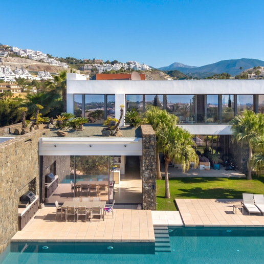 Moderne Luxusvilla mit Panoramablick auf das Meer in El Herrojo Alto