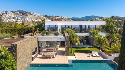 Villa moderna de lujo con vistas panorámicas al mar en El Herrojo Alto