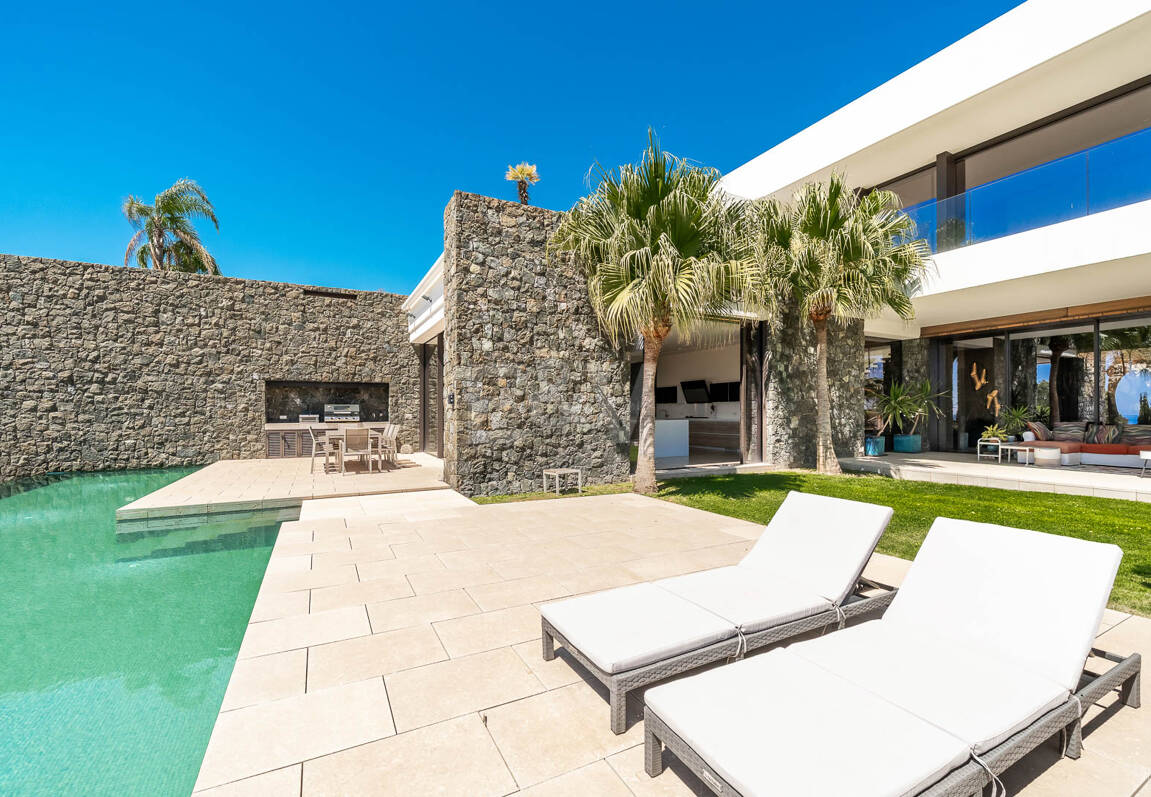 Villa de luxe moderne avec vue panoramique sur la mer à El Herrojo Alto