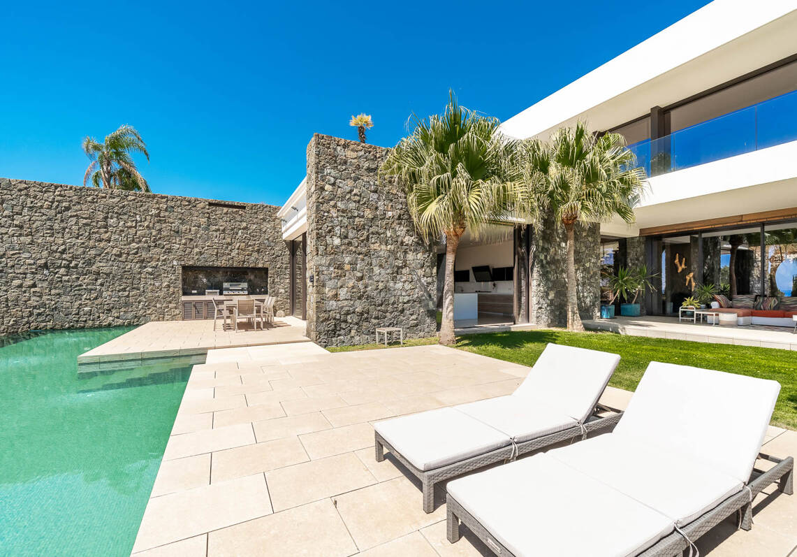 Modern Luxury Villa with Panoramic Sea Views in El Herrojo Alto