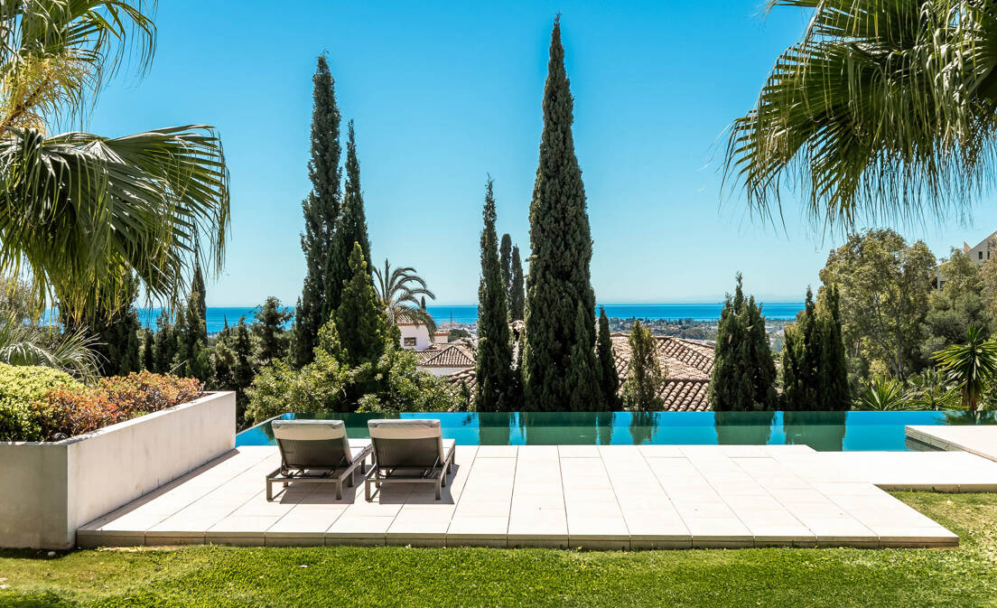 Villa moderna de lujo con vistas panorámicas al mar en El Herrojo Alto