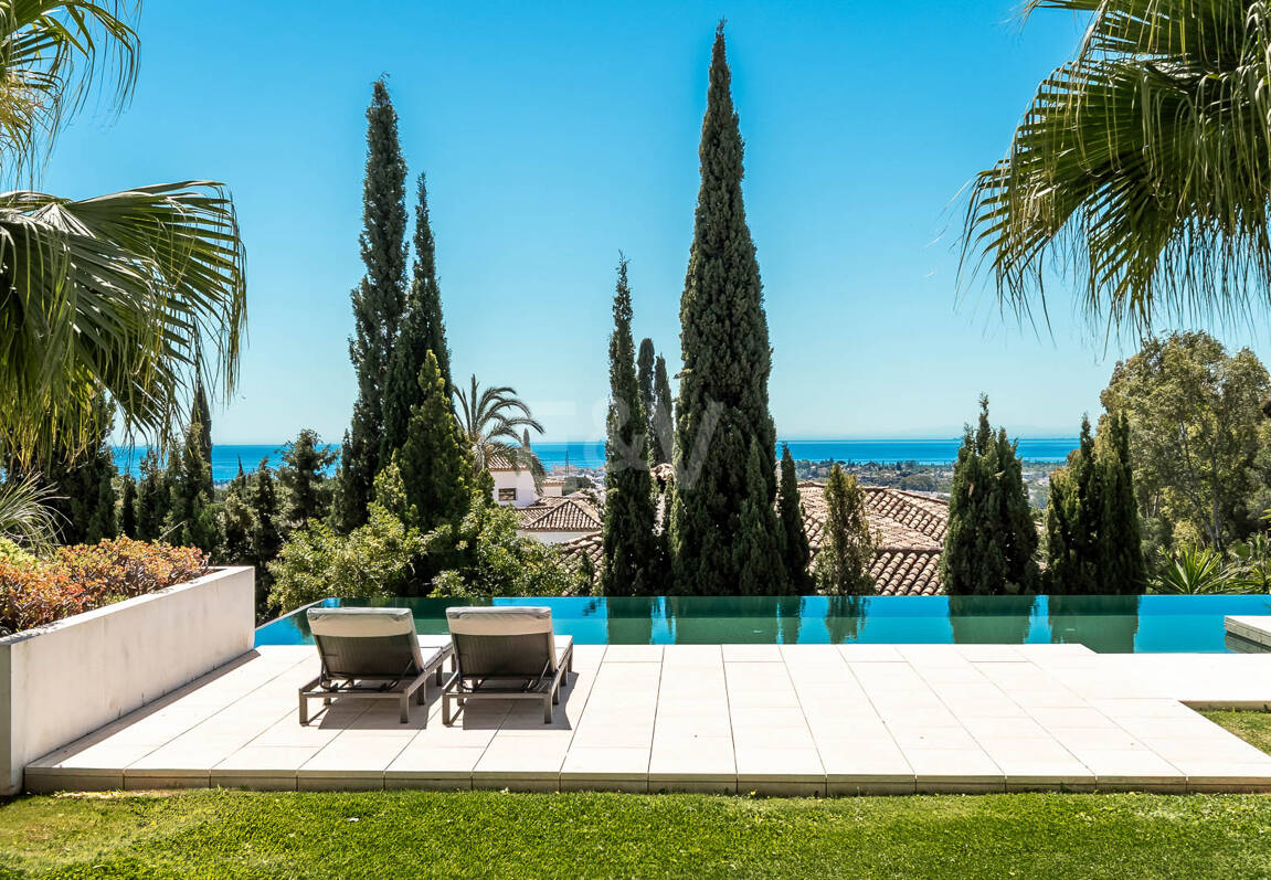 Villa de luxe moderne avec vue panoramique sur la mer à El Herrojo Alto