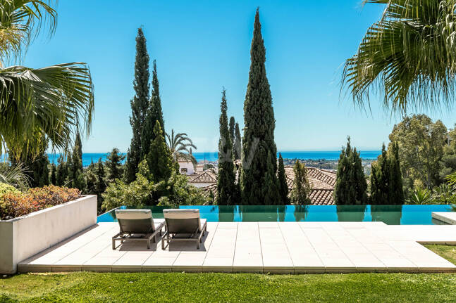 Villa de luxe moderne avec vue panoramique sur la mer à El Herrojo Alto